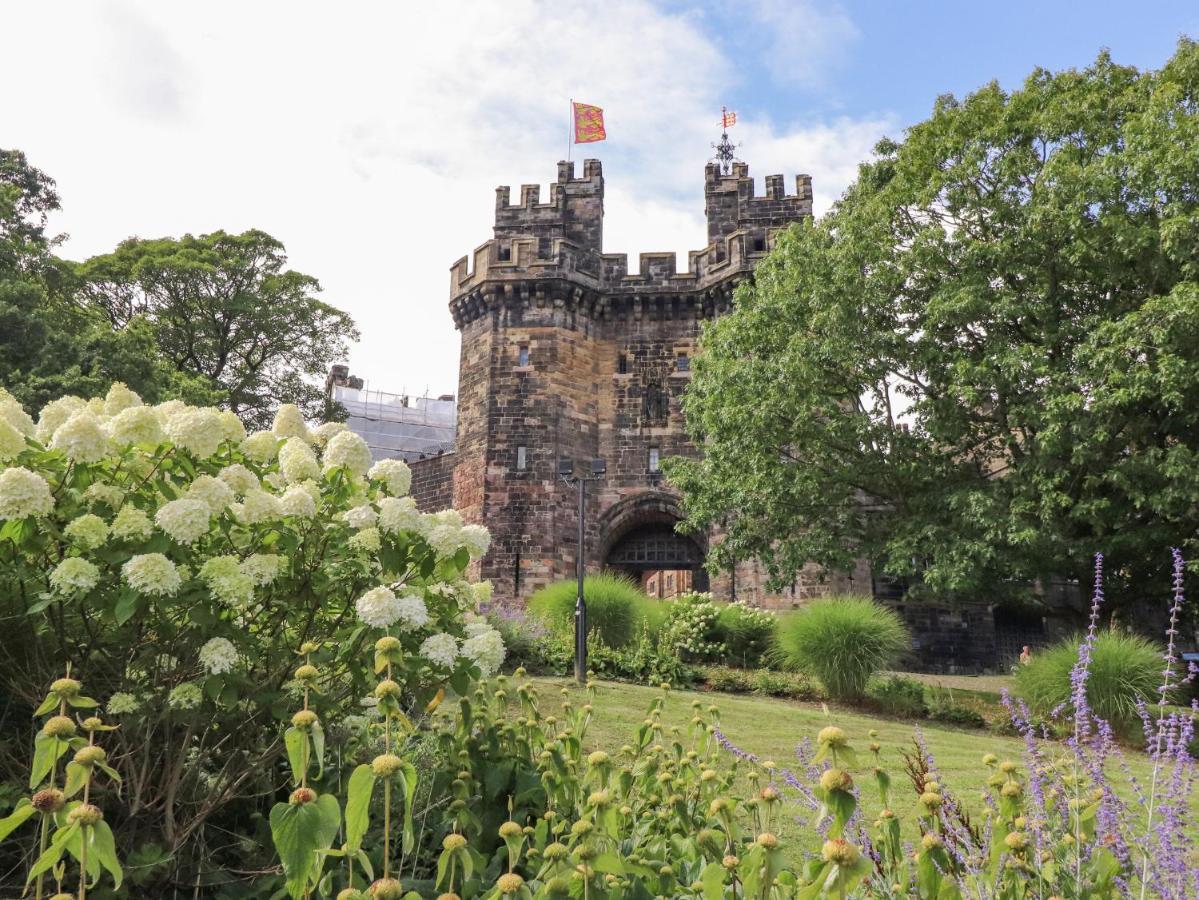 5 Castle Hill Villa Lancaster Exterior photo