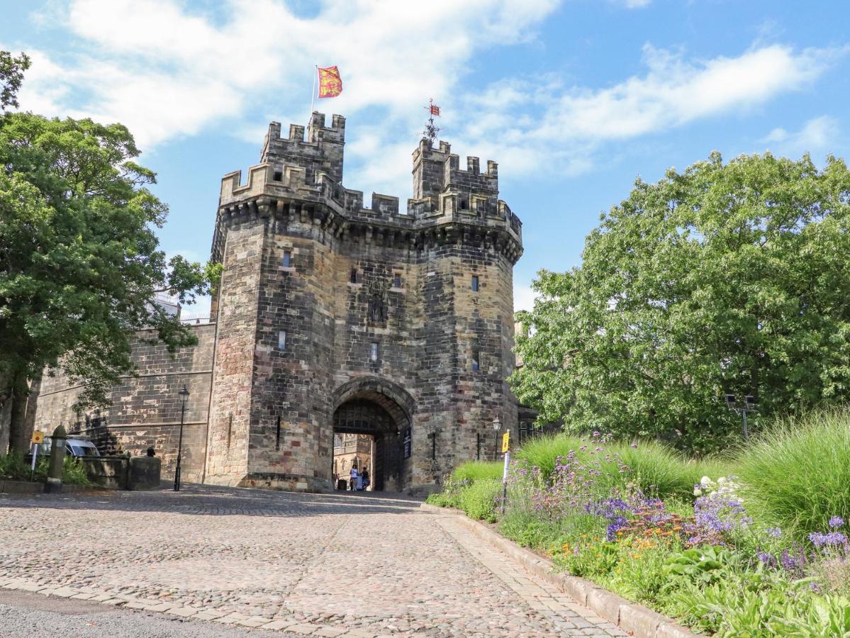 5 Castle Hill Villa Lancaster Exterior photo